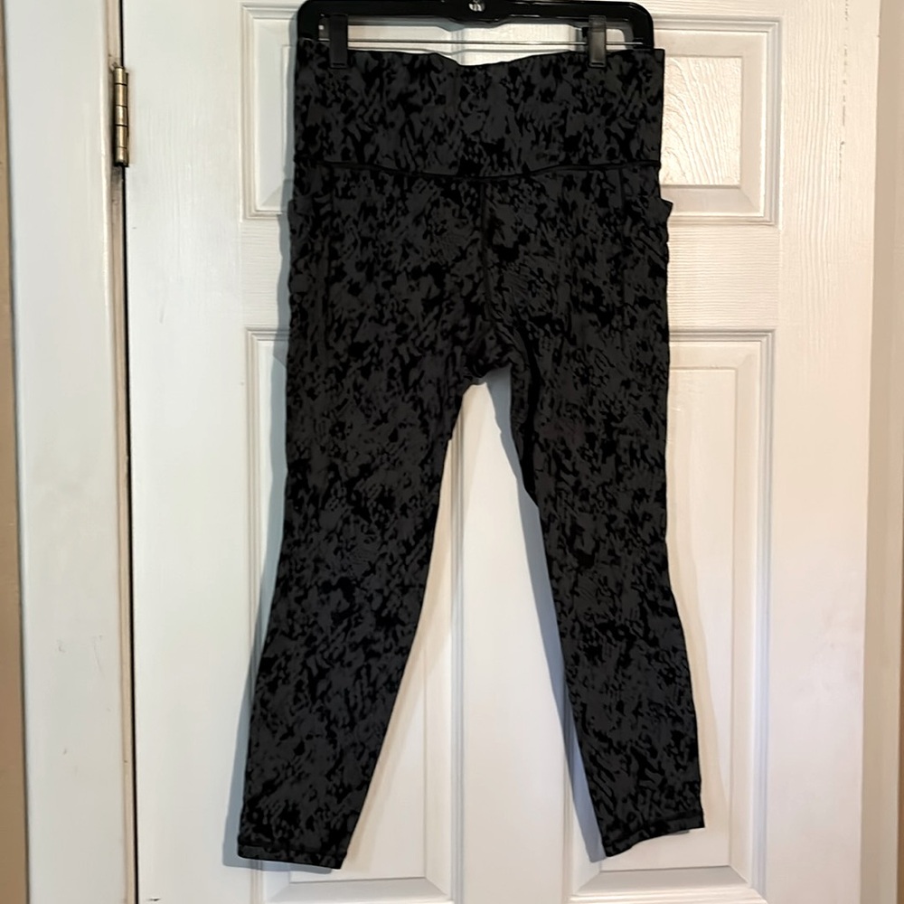 Athleta Large Salutation tights snake print gray black ankle length EUC L